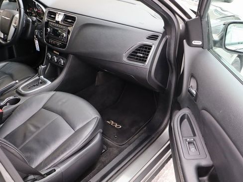 Used 2013 Chrysler 200 Limited image 37