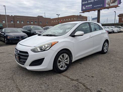 Used 2017 Hyundai Elantra GT image 4