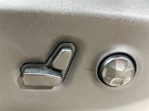 Used 2018 Chrysler Pacifica Touring-L image 18