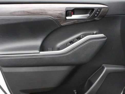 Used 2023 Toyota Highlander Limited image 10