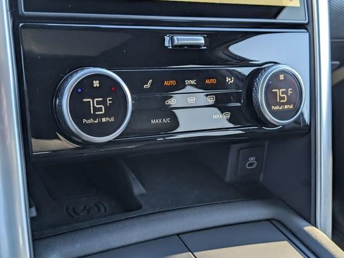 Certified 2024 Land Rover Discovery Dynamic SE image 17