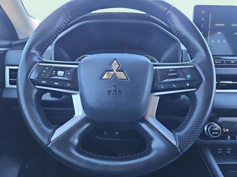 Used 2025 Mitsubishi Outlander SE image 19