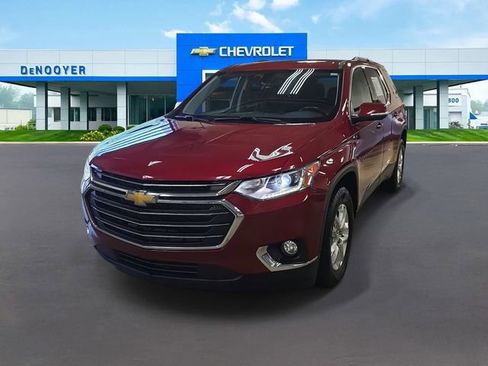 Used 2021 Chevrolet Traverse LT image 1