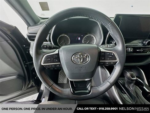 Used 2024 Toyota Highlander XSE image 11
