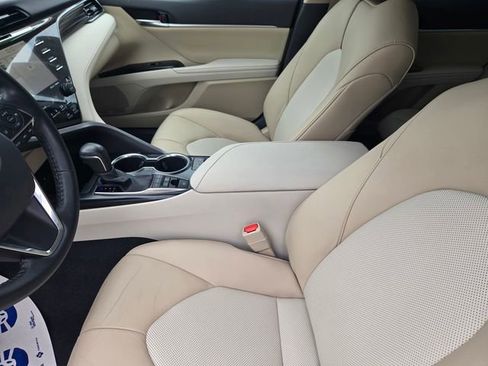 Used 2020 Toyota Camry XLE image 12