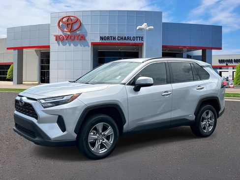 Used 2024 Toyota RAV4 LE AWD/4WD image 4