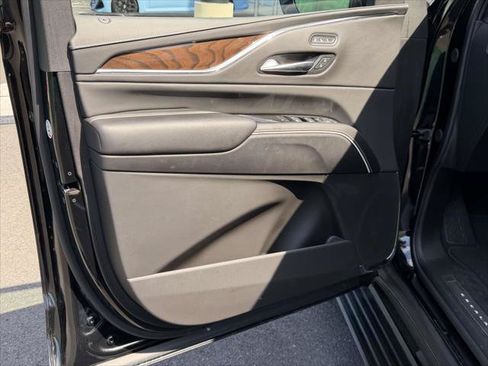 Used 2024 Cadillac Escalade ESV Premium Luxury Platinum AWD/4WD image 18