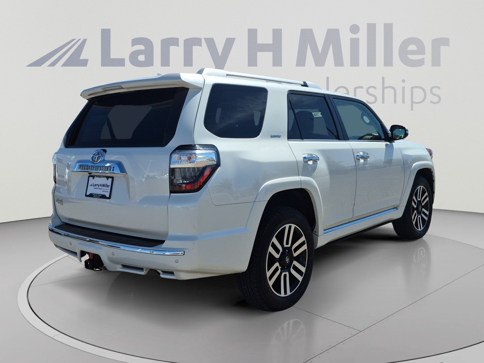 Used 2018 Toyota 4Runner Limited w/ Preferred Accessory Package AWD/4WD image 5