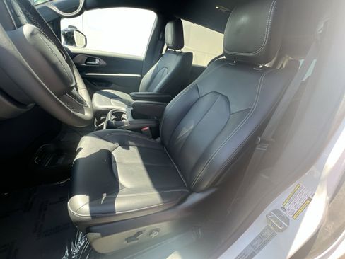 Used 2025 Chrysler Pacifica Select FWD image 21