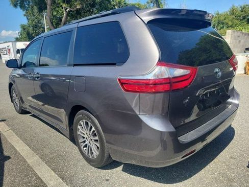 Used 2019 Toyota Sienna XLE w/ XLE Navigation Package FWD image 4