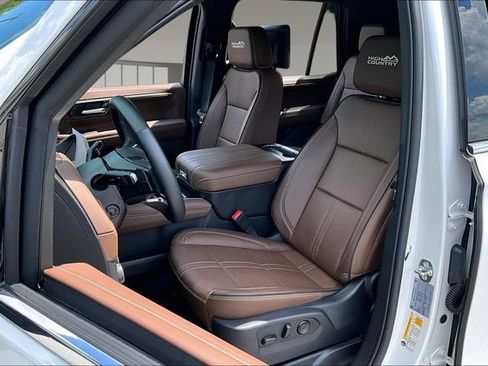 Used 2025 Chevrolet Tahoe High Country AWD/4WD image 20