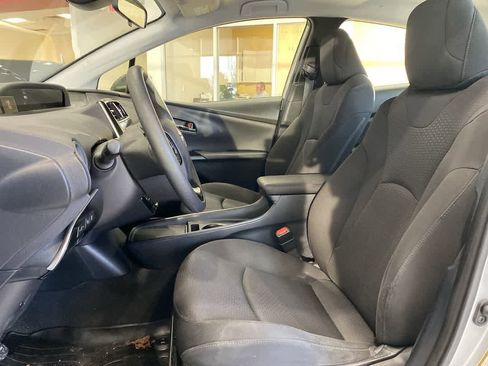 Used 2021 Toyota Prius LE image 11