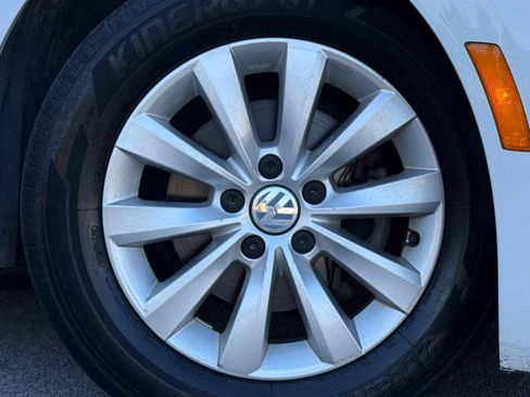 Used 2018 Volkswagen Beetle 2.0T S FWD image 19
