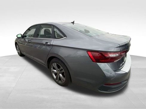 Used 2024 Volkswagen Jetta SE FWD image 6