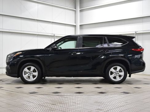 Used 2023 Toyota Highlander LE AWD/4WD image 4