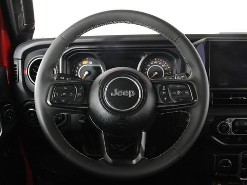 Used 2025 Jeep Wrangler Unlimited Rubicon w/ Convenience Group AWD/4WD image 8