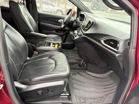 Used 2020 Chrysler Pacifica Touring-L w/ Advanced Safetytec Group image 16