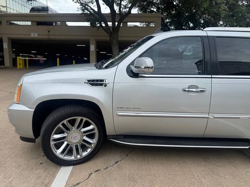 Used 2013 Cadillac Escalade Luxury RWD image 4
