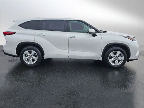 Used 2023 Toyota Highlander LE image 6