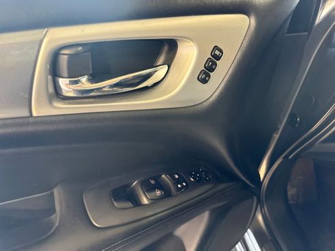 Used 2018 Nissan Pathfinder SL w/ Midnight Edition Package FWD image 17