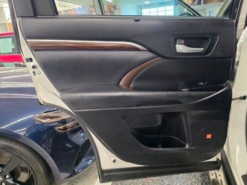 Used 2014 Toyota Highlander Limited FWD image 26