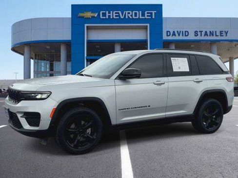 Used 2023 Jeep Grand Cherokee Altitude RWD image 4