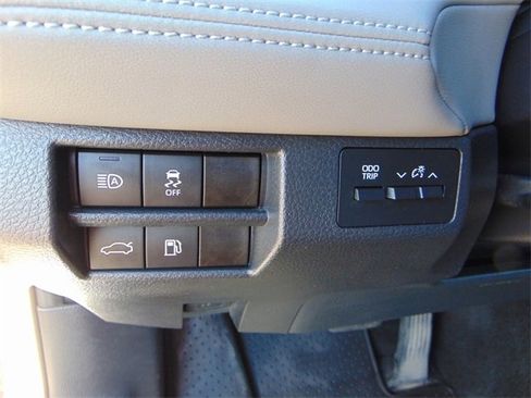 Used 2021 Toyota Avalon XLE image 19