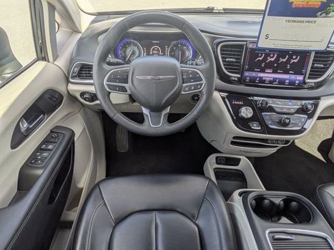 Used 2023 Chrysler Pacifica Touring-L FWD image 18