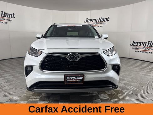 Used 2025 Toyota Highlander XLE image 3