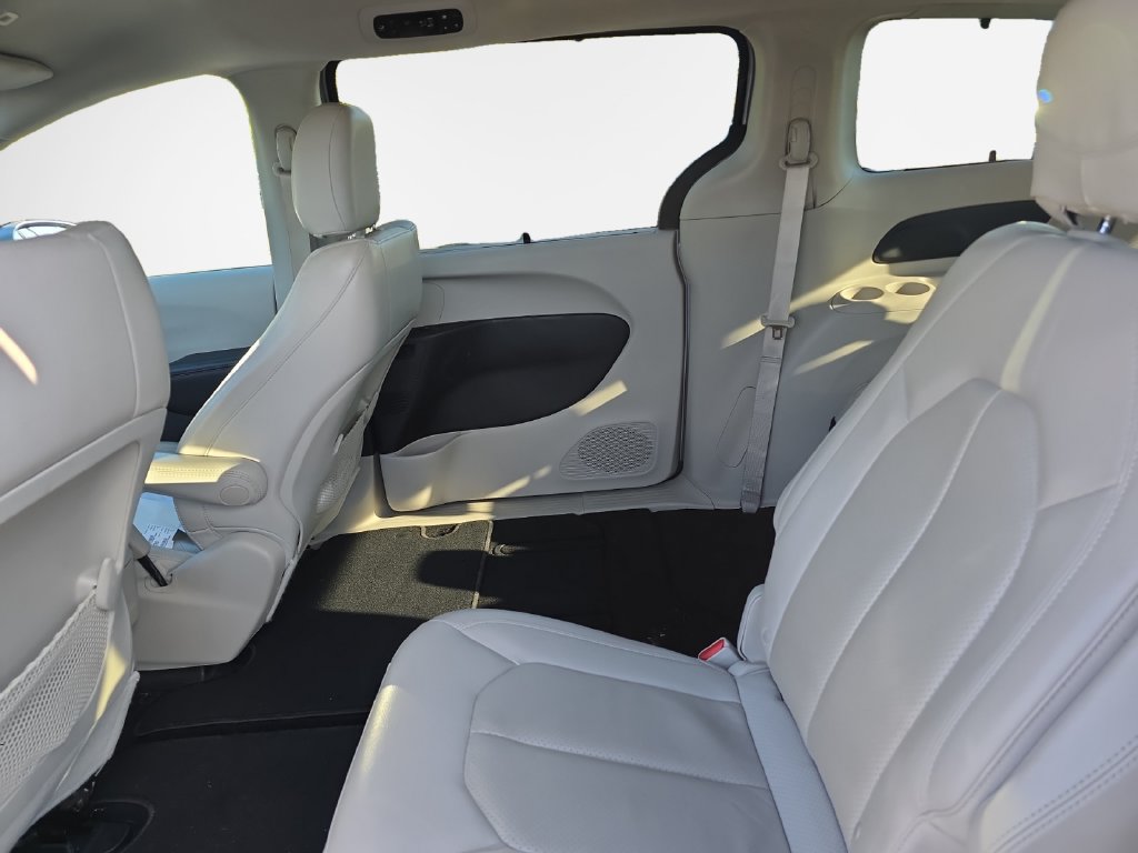 Used 2019 Chrysler Pacifica Touring-L FWD image 22