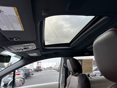 Used 2021 Toyota Sienna Platinum image 26