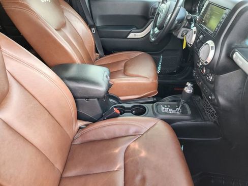 Used 2017 Jeep Wrangler Unlimited Rubicon w/ Connectivity Group AWD/4WD image 14