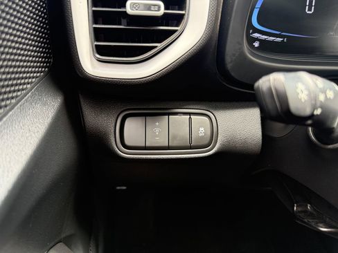 Used 2024 Hyundai Venue Limited FWD image 17