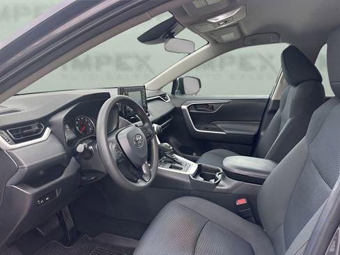 Used 2021 Toyota RAV4 LE image 9