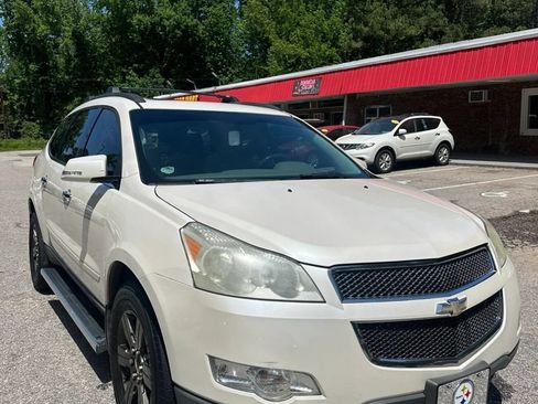 Used 2011 Chevrolet Traverse LT w/ LPO, 'HIT The Road' Package FWD image 3
