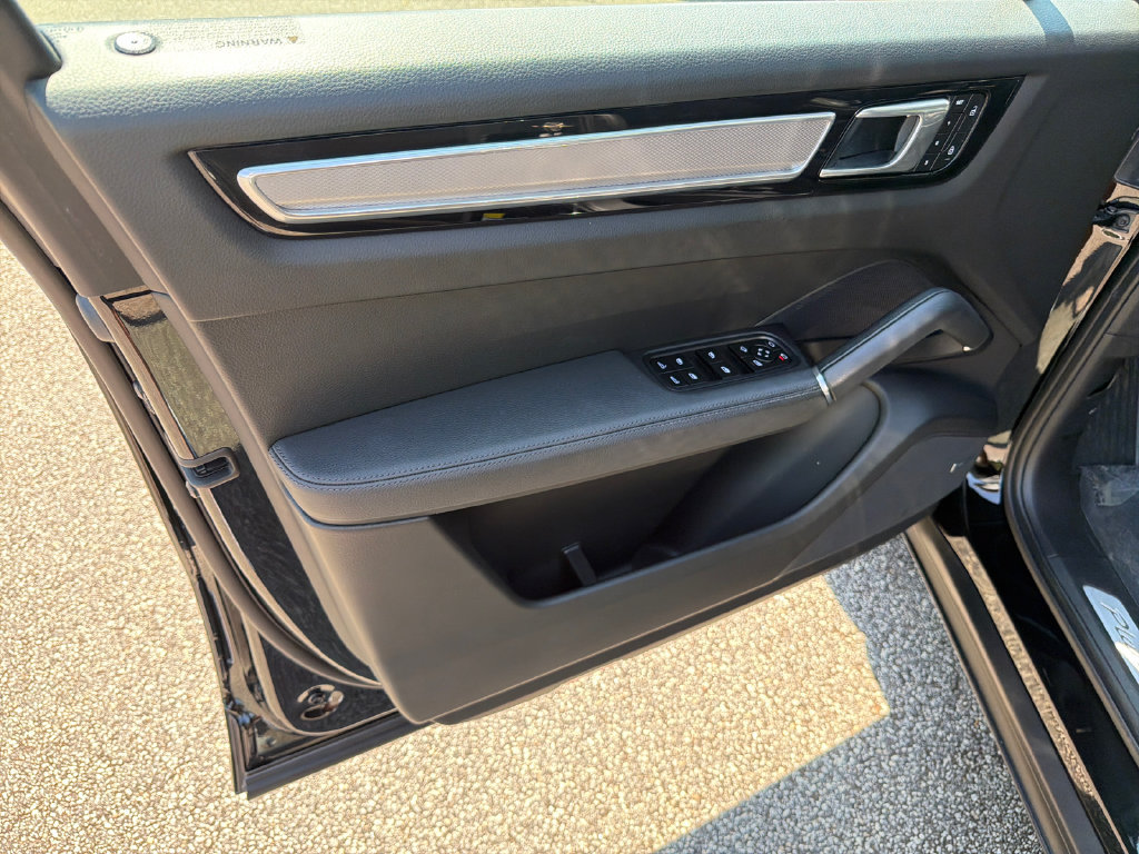 Used 2022 Porsche Cayenne Platinum Edition w/ Premium Package Plus AWD/4WD image 10