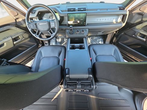 Used 2025 Land Rover Defender 110 V8 AWD/4WD image 9