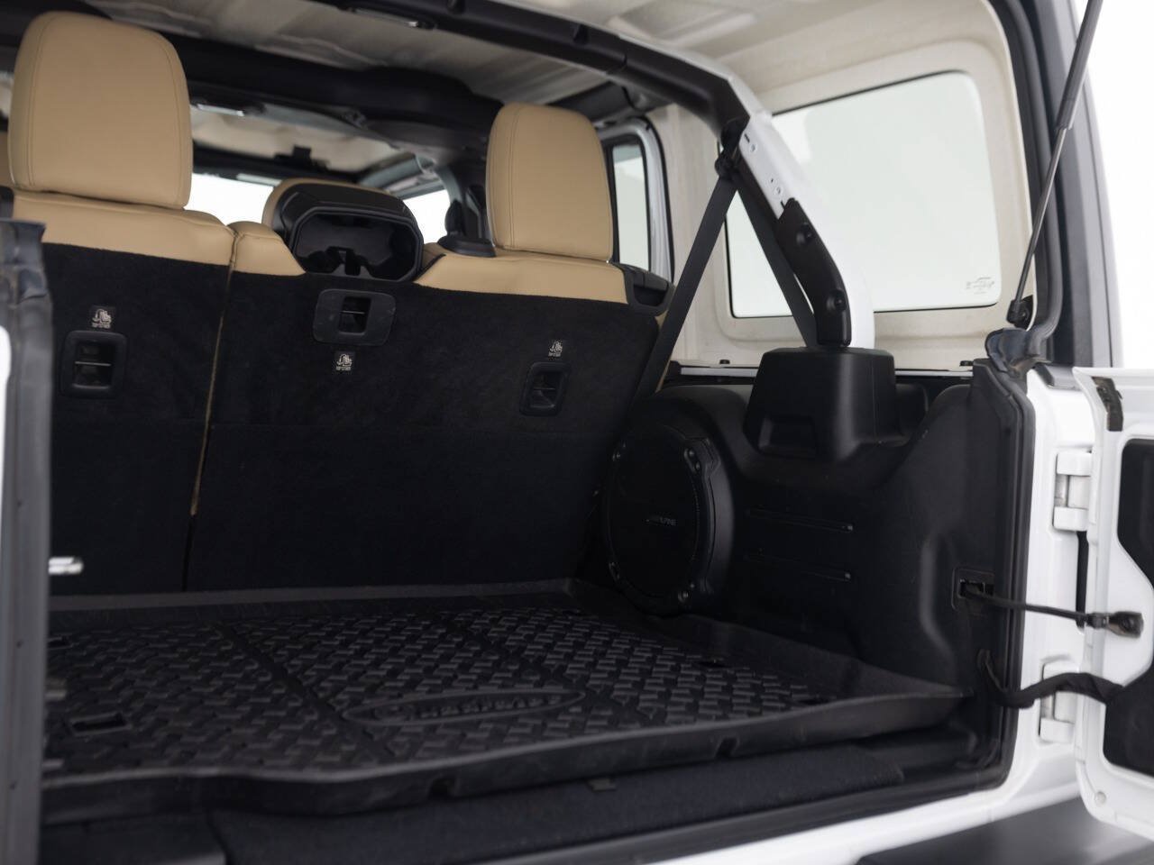 Used 2018 Jeep Wrangler Unlimited Sahara AWD/4WD image 40