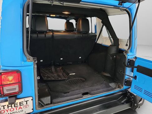 Used 2017 Jeep Wrangler Unlimited Sahara AWD/4WD image 7