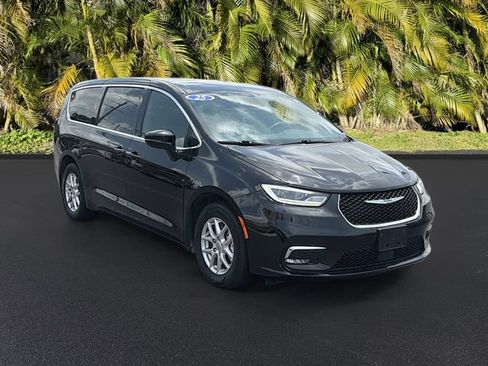 Used 2025 Chrysler Pacifica Select FWD image 2