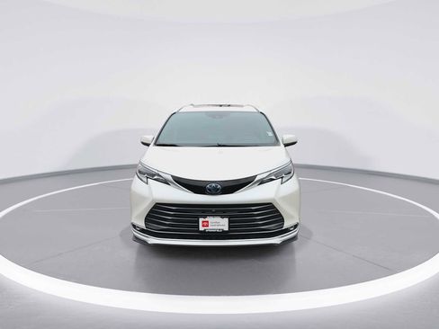 Certified 2021 Toyota Sienna Platinum image 3