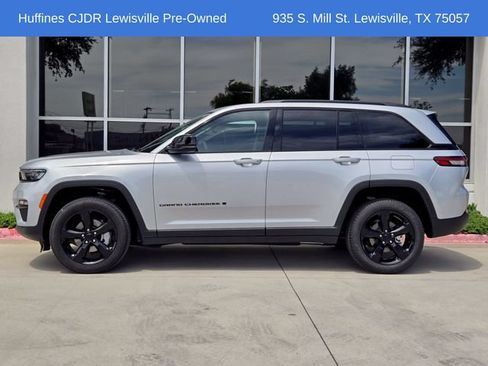 Used 2024 Jeep Grand Cherokee Limited w/ Black Appearance Package RWD image 4