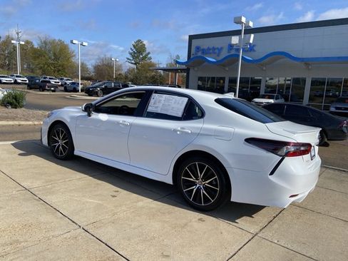 Used 2024 Toyota Camry SE image 7