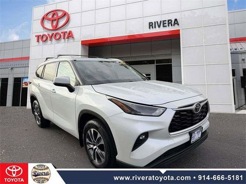 Certified 2022 Toyota Highlander XLE image 2