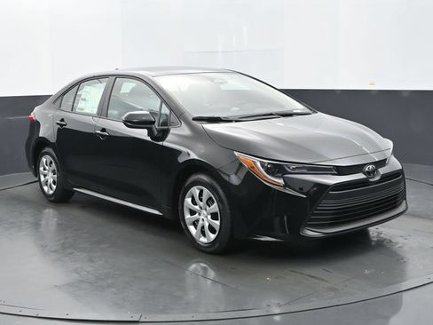 Used 2025 Toyota Corolla LE FWD image 7