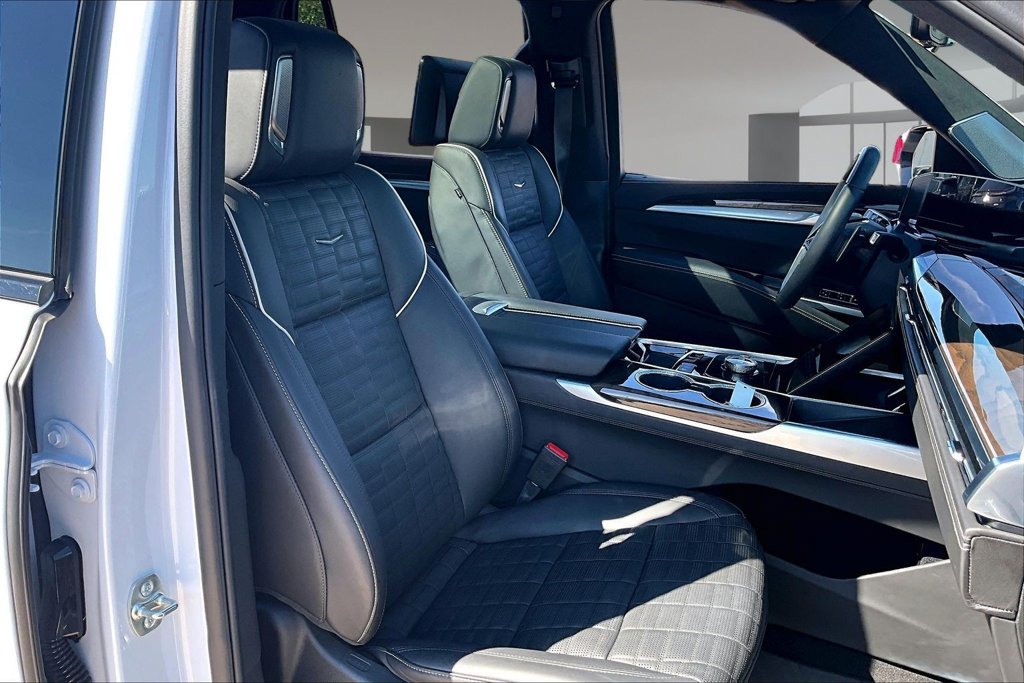 Used 2026 Cadillac Escalade Platinum Sport w/ LPO, Floor Liner Package AWD/4WD image 7