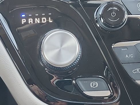Certified 2022 Chrysler Pacifica Touring-L FWD image 5