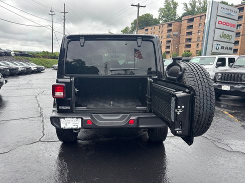 Used 2022 Jeep Wrangler Unlimited Sahara w/ Cold Weather Group AWD/4WD image 8