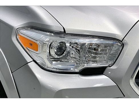 Used 2017 Toyota Tacoma SR5 w/ Tow Package AWD/4WD image 29