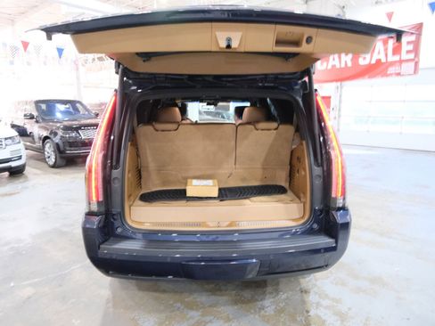 Used 2017 Cadillac Escalade Platinum image 10